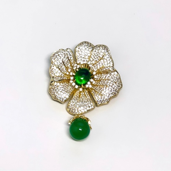 Elegant Cubic Zirconia Flower Design Brooch with Green Stone - Picture 5 of 6